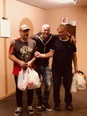 Vinnarna Cary och Arne flankerar prisutdelare Henke. Tredje gången som Arne var med i Skinkcupen, tredje gången han slutar som vinnare!