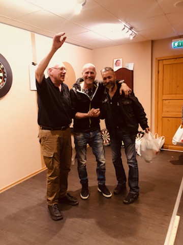 Finalisterna Robert och Ulph, lagledarduon, tar emot folkets jubel.