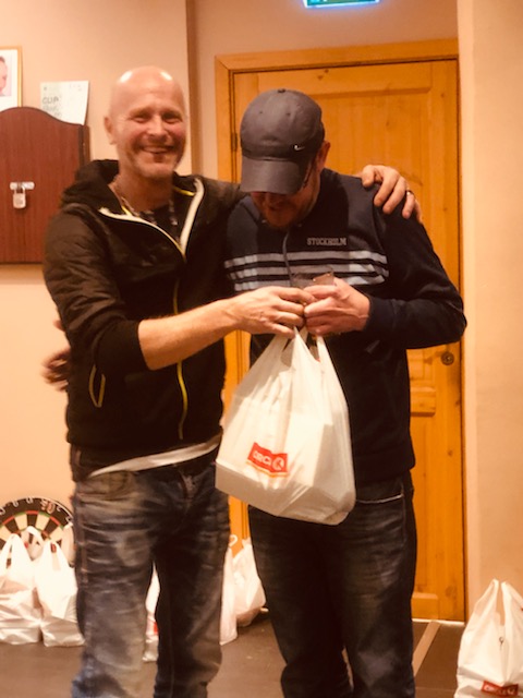 "Mister 3vi" himself, Martin Thybelius, kollar innehållet i prispåsen som Henke räcker över